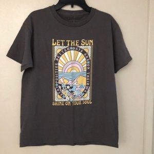 🆕”Let The Sun Shine” screen tee! Poly/cotton! Color: gray! Size M! New!